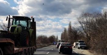 Катастрофа между кола и трактор на пътя край Долно Сахране