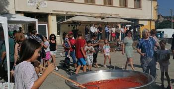 Празник на лютеницата и зимнината радва гости от близо и далеч в старозагорското село Богомилово