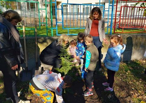 Зам.-кметът Павлина Делчева засади атласки кедър с послание срещу насилието и злоупотребата с деца   