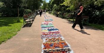 Стотици казанлъчани вплетоха сърцата си в 400-метрова черга на приятелството