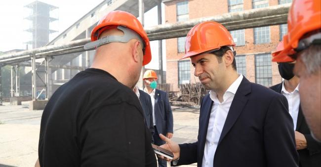 Премиерът Кирил Петков с изненадваща проверка в ТЕЦ "Брикел"