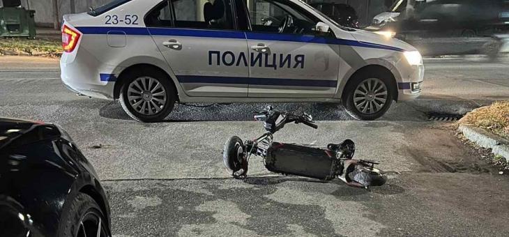Автомобил, шофиран от служител на МВР блъсна тротинетка в Казанлък
