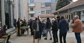 Старозагорци се наредиха за върбови клонки за здраве