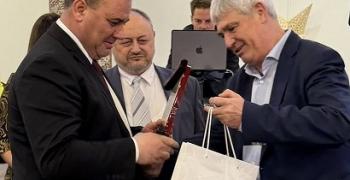 Кметът на Раднево инж. Георги Петров беше удостоен от Синдиката на българските учители с престижното отличие „Кмет на годината“