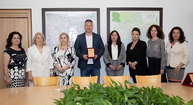 Дамите от Зонта клуб отличиха с плакети кмета Живко Тодоров и зам.-кмета Надежда Чакърова