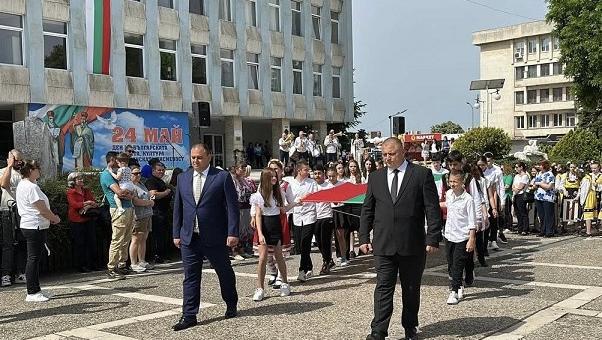 24 май: Празнично шествие и в Раднево 