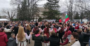 В Раднево кметът Георги Петров и Цар Трифон зарязаха лозите и извиха празнично хоро