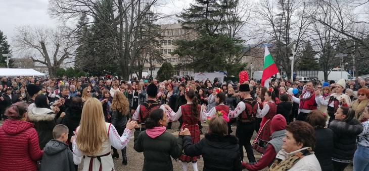 В Раднево кметът Георги Петров и Цар Трифон зарязаха лозите и извиха празнично хоро 