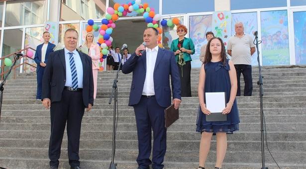 С вълнение, празнично настроение и много детски усмивки училищата в община Раднево отвориха врати за първия звънец