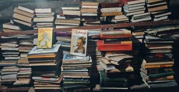 Старозагорски ученици „спасиха" 436 книги от контейнер с отпадъци