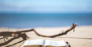 Във Варна доставят книги на читателите с велорикша