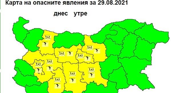 Жълт код за гръмотевични бури и интензивни валежи е обявен за 9 области в страната за 29 август