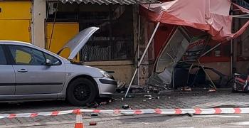 В Стара Загора двама души пострадаха, след като кола се удари в търговски обект