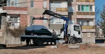 Преместиха двете коли, които бяха пречка за ремонт в Стара Загора