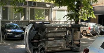 Лек автомобил се обърна в централна част на Стара Загора