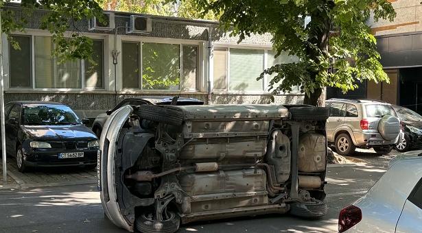 Лек автомобил се обърна в централна част на Стара Загора