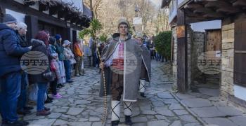 Коледари в музей "Етър"