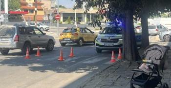 В Казанлък автомобил блъсна детска количка с момиченце