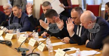 Комисията по енергетика отложи частичната либерализацията на пазара на електроенергия за бита с една година
