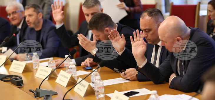 Комисията по енергетика отложи частичната либерализацията на пазара на електроенергия за бита с една година