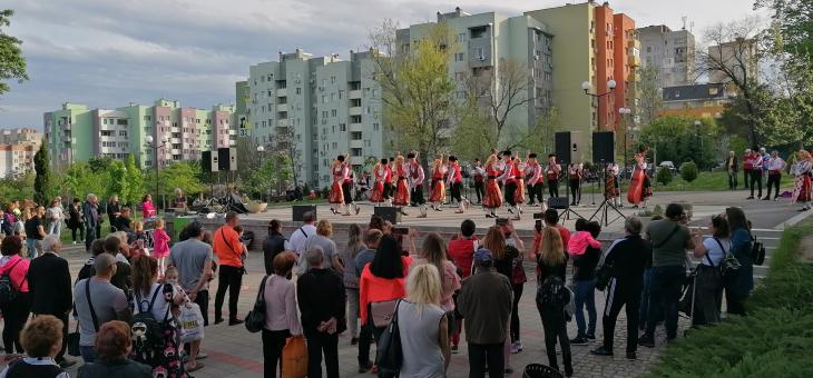 Общински фолклорен ансамбъл "Загоре" с концерт в парк "Артилерийски"