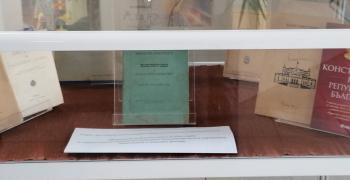 Библиотека показва ценни издания на българската конституция, предоставени от зам.-кмета на Община Стара Загора Павлина Делчева