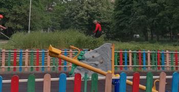 Доброволци косят тревни площи в Стара Загора