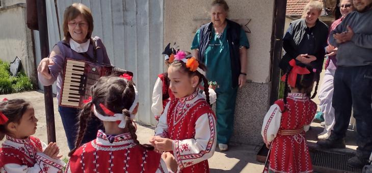 Деца лазаруваха за Ромина 