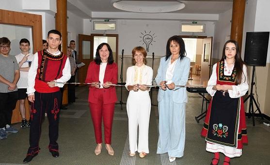 Заместник-кметът Надежда Чакърова откри новия STEM център в ГПЧЕ „Ромен Ролан“