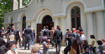 Близки и приятели се сбогуваха с Лорина Камбурова