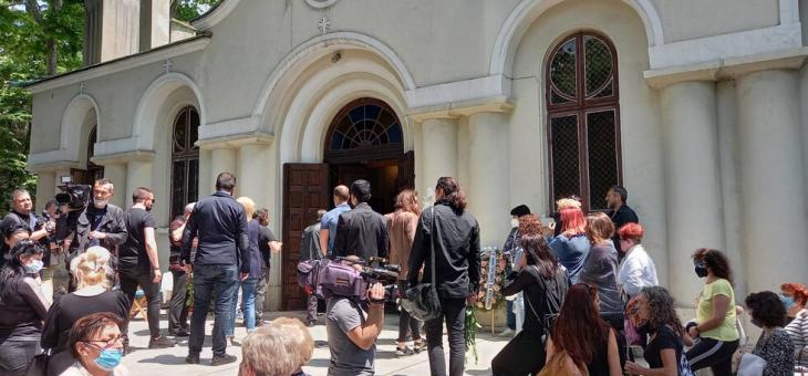 Близки и приятели се сбогуваха с Лорина Камбурова
