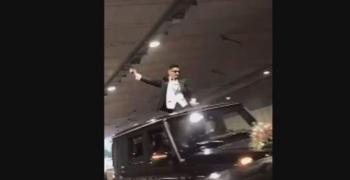 Мъж стреля с пистолет в тунел