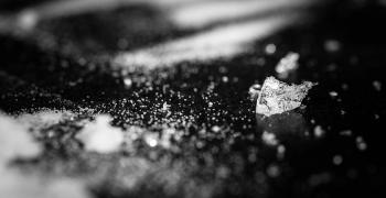 Искат арест за 48-годишен мъж, държал дрога в дома си в Габарево