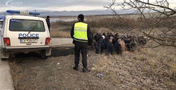 Заловиха голяма група мигранти край Нова Загора