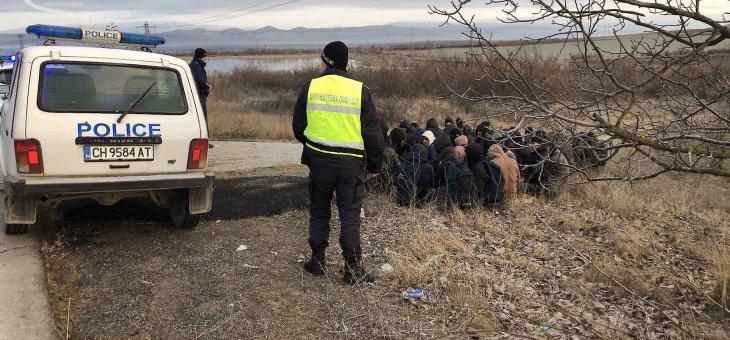 Заловиха голяма група мигранти край Нова Загора