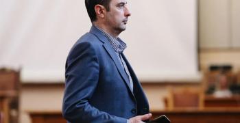 Министър Георги Гвоздейков: Над 2 300 души не достигат в БДЖ и НКЖИ