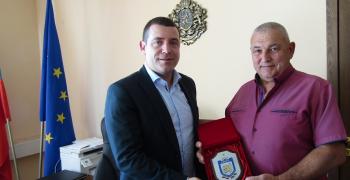 Награда за Митко Паунов от Оперативна дежурна част в РУ-Казанлък