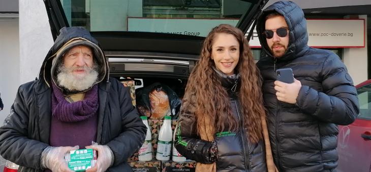 Старозагорци зарадваха бездомник с храна и ръкавици