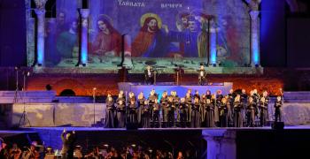 Старозагорският митрополит Киприан дирижира ораторията "Страсти по Матея"