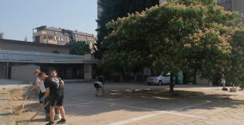 Кампания: Ученици почистиха района около Младежкия дом в Стара Загора
