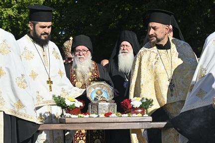 Стотици посрещнаха мощите на Св. Климент Охридски