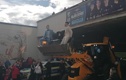 В Стара Загора: Абитуриенти дойдоха на бала си с нетрадиционно возило