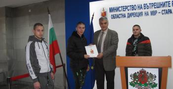 Наградиха трите момчета, които хванаха шофьора, избягал след катастрофата до Езиковата в Стара Загора