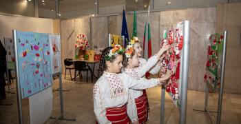 Фоайето на Община Стара Загора се преобрази в бяла и червена премяна