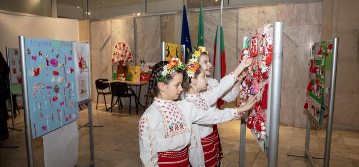 Фоайето на Община Стара Загора се преобрази в бяла и червена премяна