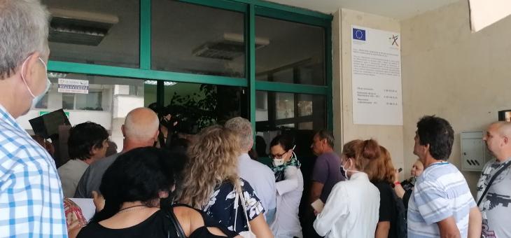Протестиращи влязоха в сградата на РИОСВ - Стара Загора, искат чист въздух