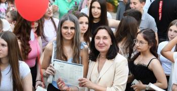 Тази диплома е основата на бъдещите ви успехи в образованието, поздрави зам.-кметът Надежда Чакърова седмокласниците от Шесто ОУ в Стара Загора
