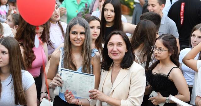 Тази диплома е основата на бъдещите ви успехи в образованието, поздрави зам.-кметът Надежда Чакърова седмокласниците от Шесто ОУ в Стара Загора      