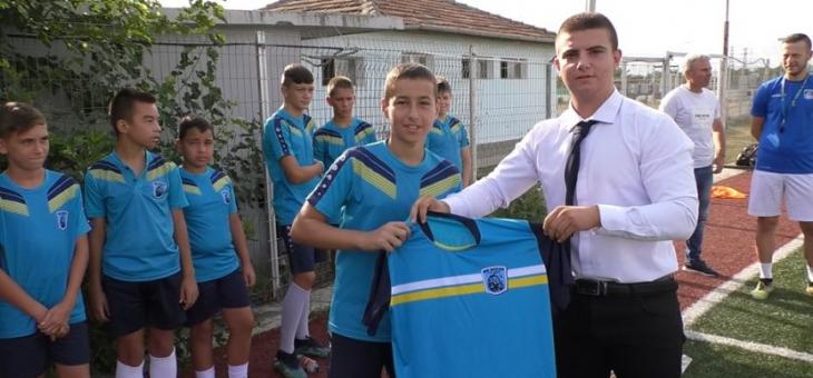 Зарадваха с нови екипи футболисти от школата на „Верея“