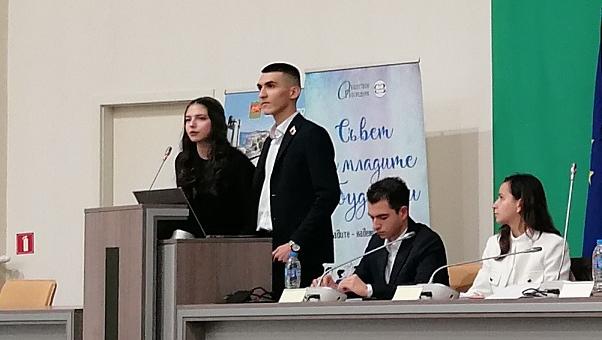Илиян Илиев и Зара Кичукова са новите млади омбудсмани 